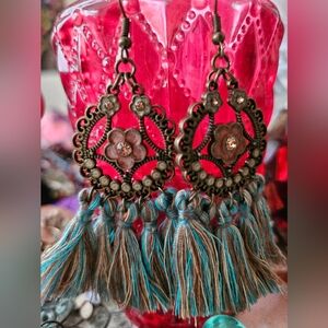 Vintage♡Boho Dangle Earrings🤎Bronze Tone With Floral detailing & Tassle🩵